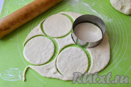 Слегка присыпьте рабочую поверхность мукой, выложите тесто и раскатайте его в пласт толщиной не более 5-7 миллиметров. Затем вырежьте лепёшки желаемого размера. Я сделала небольшие лепёшки, вырезав их с помощью кондитерского кольца диаметром 10 сантиметров. Можно вырезать лепёшки и большего диаметра, приложив к тесту небольшую перевёрнутую тарелку, используя её в качестве контура, а затем обрезать лишнее тесто с помощью ножа. Выбирая диаметр лепёшек, учитывайте диаметр вашей сковороды. Тесто, оставшееся после вырезания лепёшек, снова раскатайте и тоже вырежьте из него лепёшки.