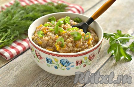 Пшеничная каша, приготовленная с тушёнкой, получилась очень вкусной, наваристой и одновременно нежной, перед подачей, по желанию, посыпаем её нарезанной зеленью.