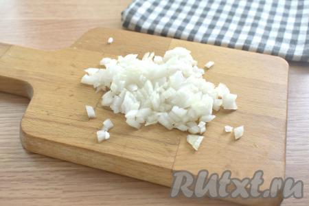 Очищаем лук и морковку. Промываем пшеничную крупу, даём лишней воде стечь. Лук нарезаем на небольшие кубики.