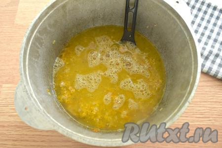 Вливаем тёплую кипячёную воду и доводим до кипения.