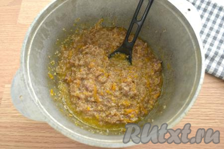 Убавляем огонь и варим пшеничную кашу с тушёнкой под крышкой 25 минут, в процессе приготовления 2-3 раза перемешиваем. Затем выключаем огонь, даём настояться каше 10 минут и можно раскладывать по тарелкам.