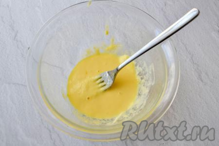Вилкой взболтайте сметану с яйцом до однородности.