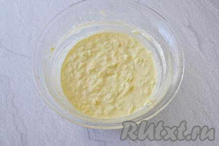 Ещё раз перемешайте, тщательно вмешивая рисовую муку. Тесто для кабачковых оладий должно получиться однородным, в меру густым.