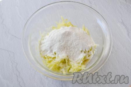 Добавьте рисовую муку с разрыхлителем.