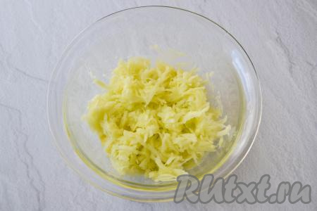 По истечении 10-15 минут отожмите руками сок, выделившийся из натёртого кабачка. Переложите отжатую кабачковую массу в миску со смесью из сметаны и яйца, перемешайте.