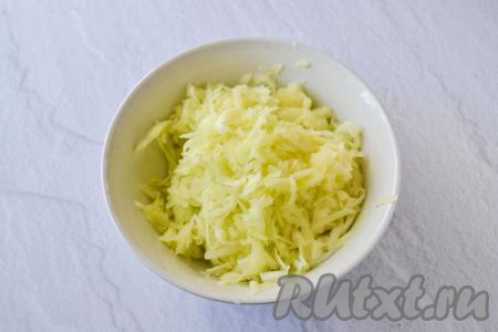 Очистите кабачок от кожуры, если семена крупные, тогда удалите их вместе с мякотью. Натрите 300 грамм подготовленного кабачка на крупной тёрке, выложите в глубокую тарелку, всыпьте соль, перемешайте и оставьте на 10-15 минут (за это время кабачок выделит сок).
