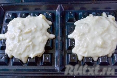 Разогрейте электровафельницу. Если необходимо, то смажьте панели прибора тонким слоем растительного масла. Выложите на панели вафельницы по полной столовой ложке теста, крышку закройте. 