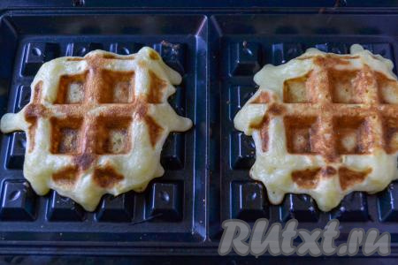 Выпекайте кабачковые вафли до румяной корочки (минут 5-6). Точное время выпечки будет зависеть от особенностей электровафельницы.
