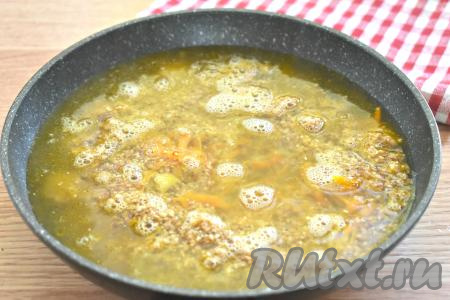 Заливаем тёплой кипячёной водой и доводим до кипения.