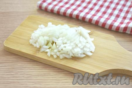Я готовила пшеничную кашу с луком и морковью в глубокой сковороде, подойдёт также казан, сотейник или кастрюля с толстым дном. Очищаем репчатый лук и морковку. Лук нарезаем на маленькие кусочки.