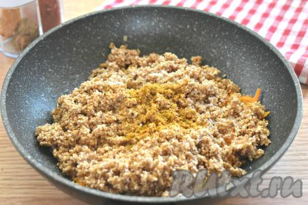 Солим по вкусу, посыпаем молотыми специями (я использовала универсальную приправу), перемешиваем.