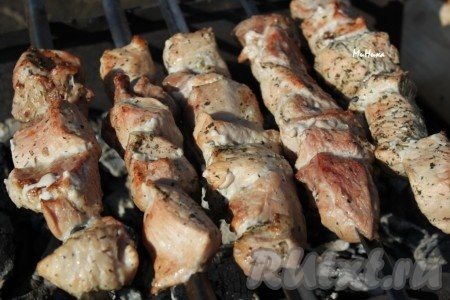 Готовность свинины можно легко проверить, отрезав кусочек мяса, срез должен быть светлым, без розовых вкраплений, также можно попробовать мясо на вкус.