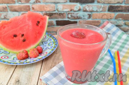 Аппетитный и вкусный смузи из арбуза и клубники разлить по чашкам и можно наслаждаться замечательным напитком. Всего у меня получилось 600 миллилитров арбузно-клубничного смузи.