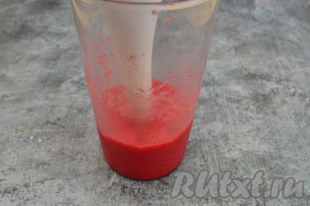 Пробить клубнику до однородности погружным блендером (я пробивала около минуты).