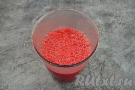 Пробить арбуз и клубнику блендером до однородности (в течение 1-2 минут). Теперь можно попробовать смузи на вкус. Если вам не хватает сладости, тогда добавьте сахар (или мёд) по вкусу и ещё раз пробейте смузи блендером. Мне сладости от ягод и арбуза было вполне достаточно.