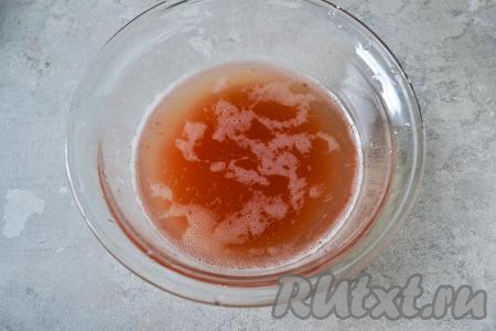 Я отчерпала 600 миллилитров томатного сока, он не понадобится для приготовления соуса. Сок очень вкусный, его можно просто выпить.