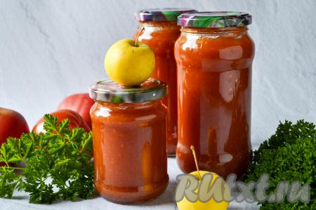 Зимой можно открыть баночку этого натурального домашнего томатно-яблочного соуса и подать его в качестве дополнения к мясным, рыбным, овощным и многим другим блюдам.