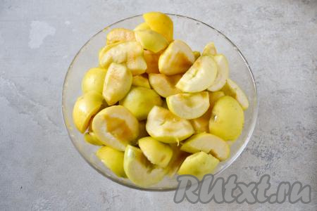 Яблоки вымойте, разрежьте на дольки, удаляя семенную коробочку.