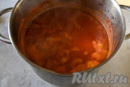 После закипания, убавив огонь до минимума, варите томатно-яблочную массу, не накрывая крышкой и периодически перемешивая, минут 30 (до размягчения яблок).