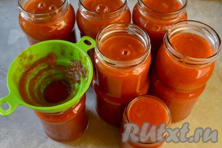 К этому времени у вас уже должны быть подготовлены простерилизованные банки и крышки. Баночки простерилизуйте удобным для вас способом - в духовке, микроволновке или над паром в кастрюле. Крышки прокипятите 3 минуты и оставьте в горячей воде до закатки. Разлейте горячий соус в подготовленные банки. Из указанного количества продуктов у меня получилось приблизительно 3,3 литра томатно-яблочного соуса.