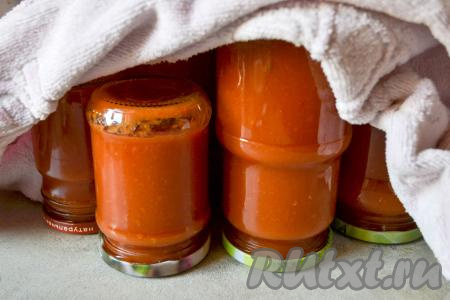 Закрутите банки крышками, переверните их вверх дном, укутайте со всех сторон в тёплый плед (или одеяло), оставьте на сутки, а затем можно убрать на хранение в прохладное место (например, в погреб или подвал).