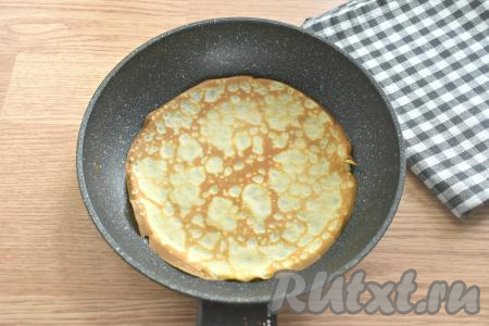 Поверхность сковороды смазываем растительным маслом и хорошо разогреваем. Выливаем на горячую сковороду половник блинного теста, распределяя по всей поверхности. Жарим блинчик до подрумянивания с двух сторон (ориентировочно по минуте с каждой стороны), а затем аккуратно перекладываем тонкий блин на тарелку, сразу, по желанию, смазываем его сливочным маслом. После жарки первого блинчика смазывать сковородку маслом обычно не нужно, ведь масло у нас присутствует в тесте, но многое зависит от качества покрытия сковороды. Постепенно жарим все блины, складывая их стопкой на тарелку. Блинное тесто перед жаркой очередного блина перемешиваем.