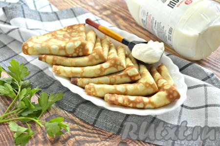 Блины, замешанные на молоке по этому рецепту, получились сладкими, тонкими, нежными и вкусными. В этот раз я подала их со сметаной. Обязательно приготовьте такие блинчики для своей семьи!