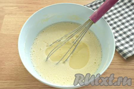 В тесто сразу вливаем одну столовую ложку растительного масла и хорошо перемешиваем. Блинному тесту, замешанному на молоке, даём постоять минут 10.