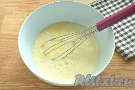 В получившуюся сладкую яичную смесь вливаем молоко комнатной температуры и снова хорошо перемешиваем венчиком (или миксером).