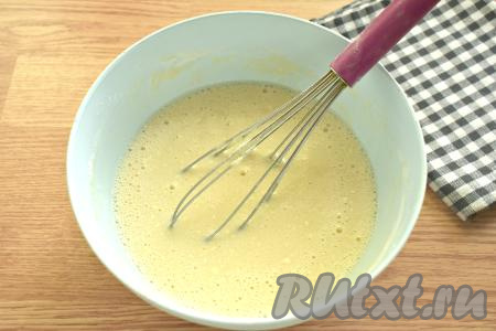 Добавляя в блинное тесто муку, учитывайте, что блинное тесто должно получиться средним по густоте, без комочков.