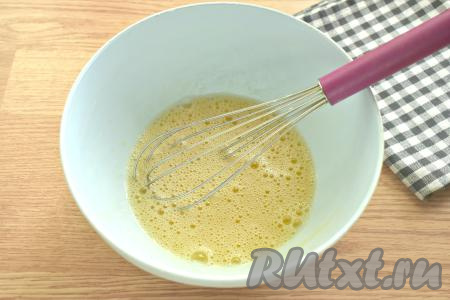 Ручным венчиком (или миксером) взбиваем яйца с сахаром и солью до получения однородной смеси.