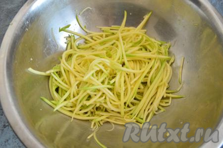 В миску с кабачком всыпать соль, аккуратно перемешать и оставить на 5-10 минут. За это время, благодаря соли, кабачки выделят жидкость и станут более пластичными, не будут ломаться.