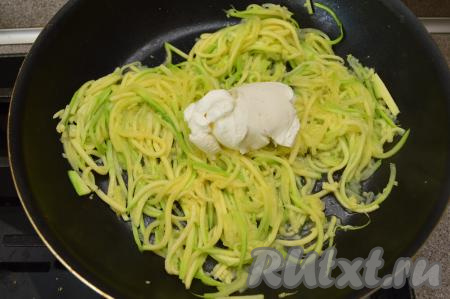 Добавить в сковороду творожный сыр и сделать огонь минимальным.