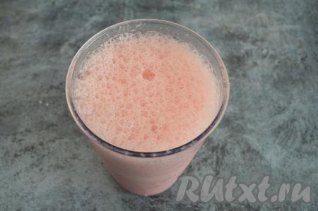 Пробить мороженое с молоком погружным блендером, то опуская, то приподнимая блендер. Коктейль начнёт сильно пузыриться. На взбивание мне потребовалась 1 минута. Теперь можно попробовать молочный коктейль на вкус, если напиток получился недостаточно сладким, тогда можно добавить сахар или сироп по вкусу и ещё раз взбить блендером. Мне сладости от арбуза и мороженого было вполне достаточно.