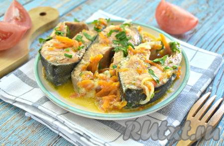 Сочную, мягкую, аппетитную горбушу вместе с луком и морковью раскладываем со сковороды по тарелкам и подаём к столу с гарниром, поливая соусом из сметаны, в котором тушилась рыба. Мне нравится подавать такую рыбку с картофельным пюре.