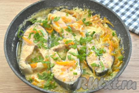 Готовое блюдо перед подачей можно посыпать нарезанной петрушкой (или другой свежей зеленью).