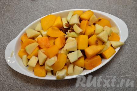 Сразу к тыкве с изюмом добавить яблоки, перемешать.