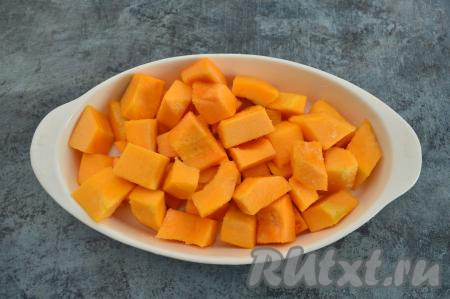 Поставить форму с тыквой в духовку, разогретую до 180 градусов. Запекать кусочки тыквы минут 35. По прошествии этого времени тыква ещё не будет полностью готова, зубочистка будет входить в неё с небольшим усилием. Если же тыква будет прокалываться зубочисткой с большим трудом, тогда запекайте её ещё минут 5 (продолжительность запекания во многом зависит от сорта тыквы).