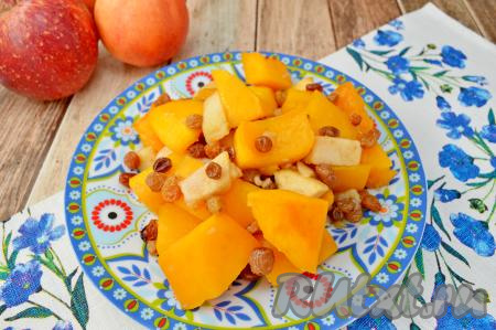 Тыква с яблоками и изюмом, запечённые в духовке, получились в меру сладкими, аппетитными и очень вкусными. Я подала это блюдо к столу в качестве десерта.