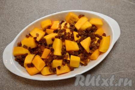 Когда запечённая тыква станет достаточной мягкой (по прошествии 30-35 с момента запекания), добавить обсушенный изюм, перемешать. 