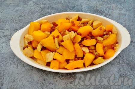 Отправить форму с тыквой, изюмом и яблоками в духовке. Запекать минут 30 (до полной готовности тыквы, то есть тыква будет легко прокалываться зубочисткой) при температуре 180 градусов. 