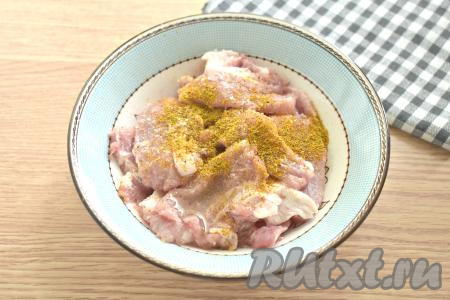 Мякоть свинины моем, обсушиваем, а затем нарезаем мясо на плоские небольшие кусочки, складываем в миску, по вкусу солим, добавляем приправу для мяса (вы можете использовать свои любимые специи), вливаем одну столовую ложку растительного масла и тщательно перемешиваем.