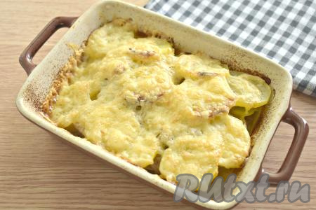 Ставим форму, не накрывая фольгой, в духовку и запекаем свинину с картошкой под сыром 10 минут.