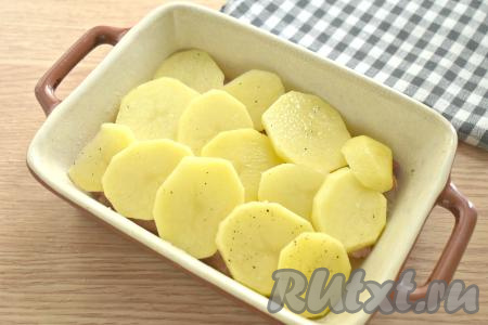 На слой из свинины выкладываем половину картофеля.