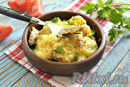 Достаём блюдо из духовки. Свинина получилась сочной, вкусной, а картошка, запечённая под сыром, - мягкой и аппетитной. Отличное блюдо для семейного обеда или ужина, при подаче его можно посыпать мелко нарезанной зеленью.