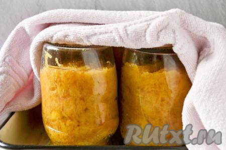 Переверните банки с яблоками вверх дном, укутайте со всех сторон одеялом (или тёплым пледом), оставьте примерно на сутки, а затем уберите в прохладное место (например, в погреб, кладовку) на хранение.