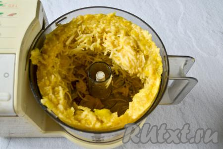 Натрите яблоки с помощью кухонного комбайна или на крупной тёрке.