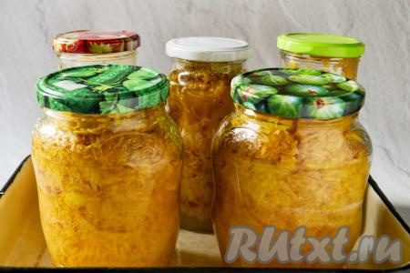 Спустя указанное время аккуратно достаньте баночки из воды. Не открывая их, герметично закрутите крышки. Во время стерилизации яблоки в банке немного осядут и дадут сок.