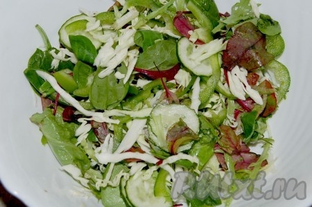 Нарезанные капусту, болгарский перец, огурец добавить к листовому салату и перемешать.
