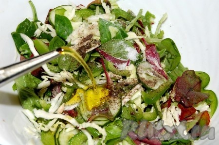 Добавить соль, перец, лимонный сок и оливковое масло.